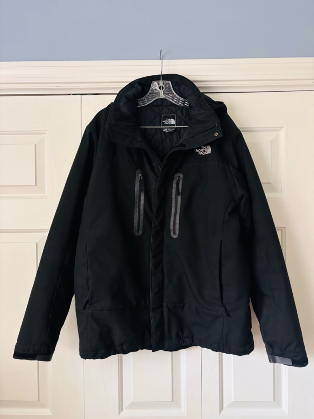Men’s The North Face black winter jacket with detachable hood. Size large
